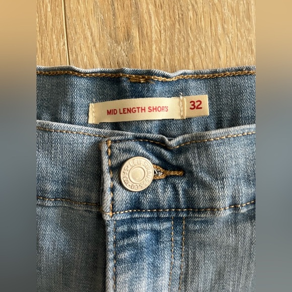 NWT Levi’s Women’s Mid Length Shorts Polar Seas Light Wash - Size 32 - Picture 4 of 7